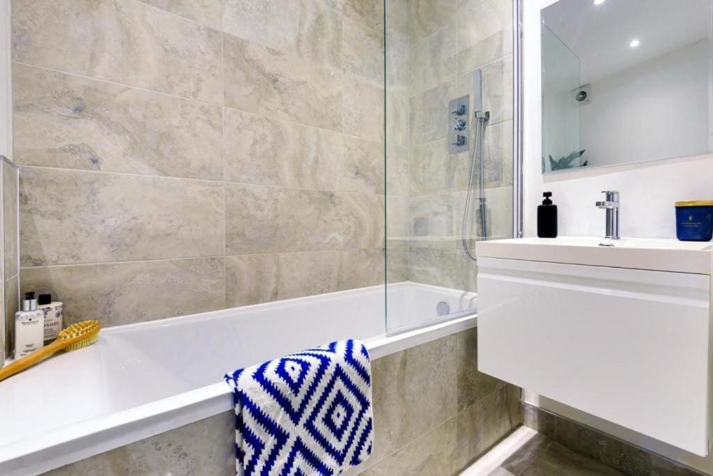 Amazing 3 Bed Interior Designed House With Garden - 114 The Hervey Лондон Экстерьер фото